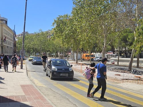 El PSOE exige un plan urgente ante las quejas ciudadanas por el caos de tráfico en los centros educativos del entorno del Paseo El Bosque