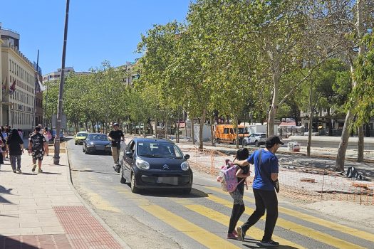 El PSOE exige un plan urgente ante las quejas ciudadanas por el caos de tráfico en los centros educativos del entorno del Paseo El Bosque