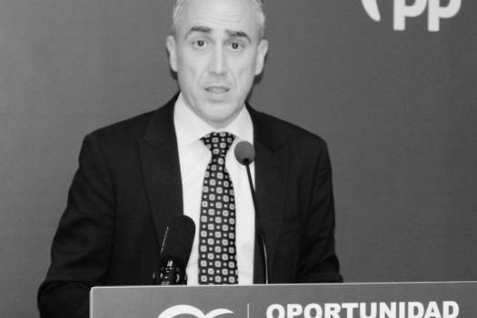 La independencia del alcalde tenía fecha de caducidad: de criticar a Isabel Rodríguez por irse a Madrid a buscar ahora su propio escaño